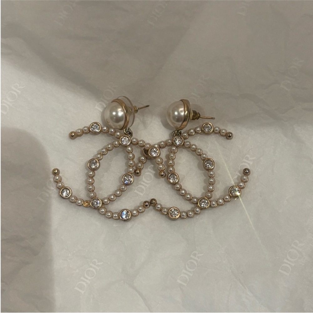 CHANEL- Pearl and gold earrings